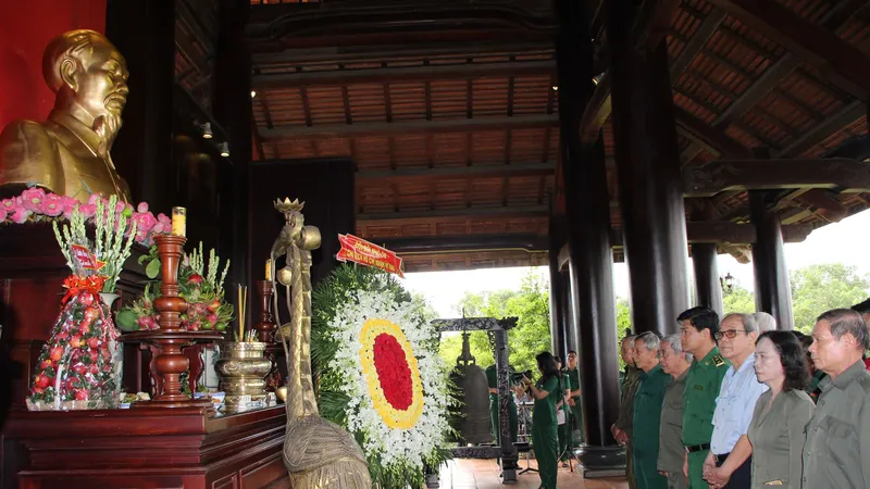 Các đại biểu thành kính dâng hương lên bàn thờ Bác Hồ kính yêu