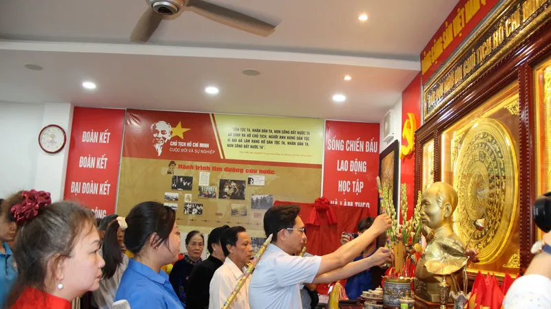 Các đại biểu dâng hương Bác Hồ tại Không gian văn hóa Hồ Chí Minh khu phố 1, phường 7 quận Tân Bình