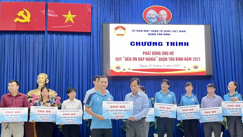 Ban tổ chức nhận tiền ủng hộ quỹ "Đền ơn đáp nghĩa" từ các nhà hảo tâm.