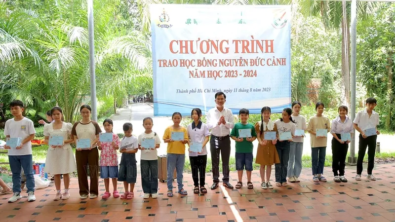 Các em học sinh nhận học bổng Nguyễn Đức Cảnh.
