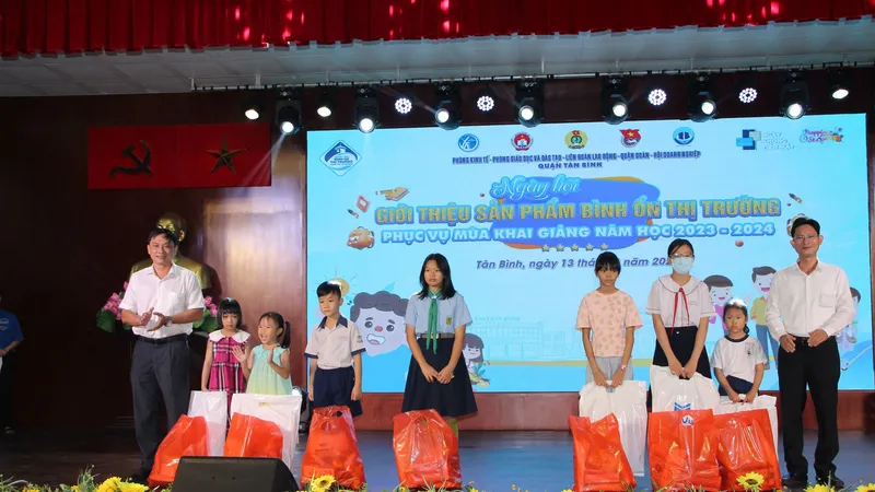 Lãnh đạo quận Tân Bình trao quà cho học sinh