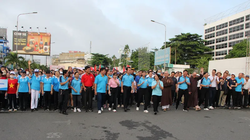 Lãnh đạo TP và đông đảo cán bộ, nhân viên, người dân tham gia chương trình đi bộ đồng hành 