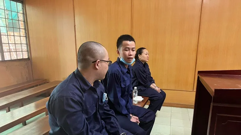 Ba bị cáo tại tòa trong phiên xét xử sơ thẩm.