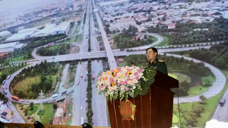 Thiếu tướng Phan Văn Xựng phát biểu ôn lại truyền thống 78 năm của lực lượng vũ trang TPHCM - Ảnh: DŨNG PHƯƠNG.