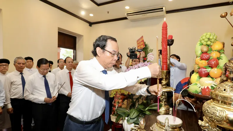 Đồng chí Nguyễn Văn Nên dâng hương lên anh linh Chủ tịch Hồ Chí Minh. Ảnh: DŨNG PHƯƠNG