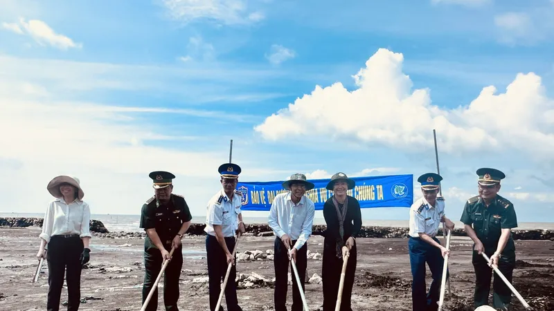 Lãnh đạo Ban Dân vận Thành ủy, Bộ Tư lệnh Vùng cảnh sát biển 3, Bộ đội Biên Phòng TPHCM cùng lãnh đạo chính quyền địa phương ra quân làm sạch môi trường biển