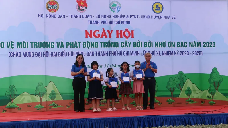 Đồng chí Nguyễn Thanh Xuân trao học bổng cho học sinh huyện Nhà Bè.