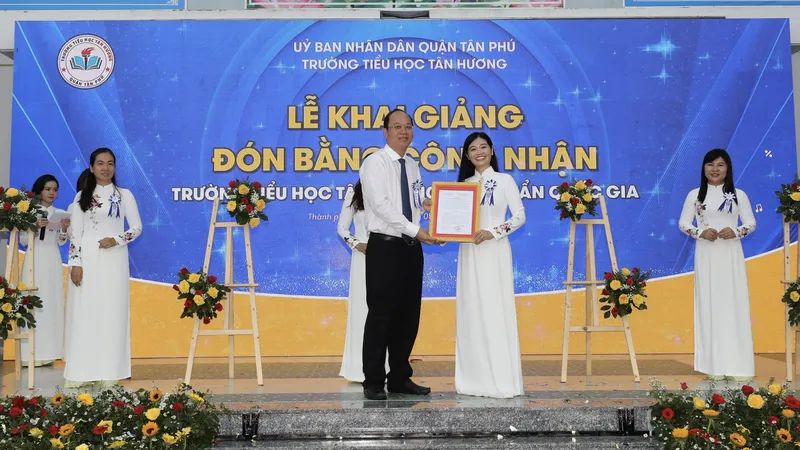 Đồng chí Nguyễn Hồ Hải trao bằng công nhận Trường tiểu học Tân Hương đạt chuẩn quốc gia mức độ 1. Ảnh: DŨNG PHƯƠNG