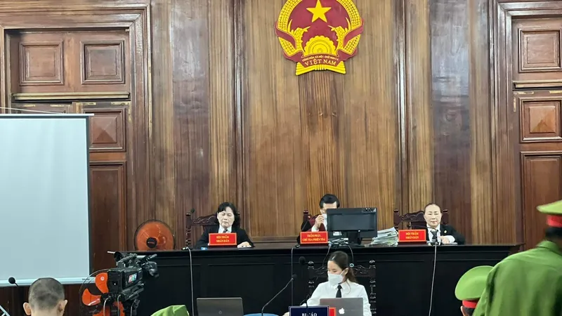 Hội đồng xét xử của Tòa gia đình và người chưa thành niên tại phiên sơ thẩm xét xử 94 bị cáo