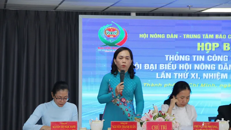 Đồng chí Nguyễn Thị Xuân chủ trì buổi họp báo