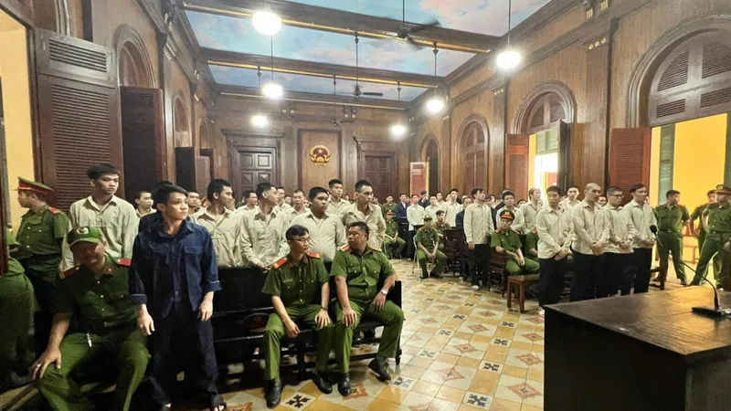 Các bị cáo đang nghe Hội đồng xét xử tuyên án
