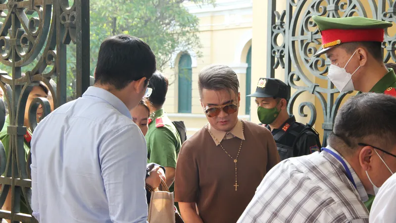 Bà Nguyễn Phương Hằng không xin lỗi Đàm Vĩnh Hưng, Vy Oanh, vì tạm giam "18 tháng đã quá đắt"