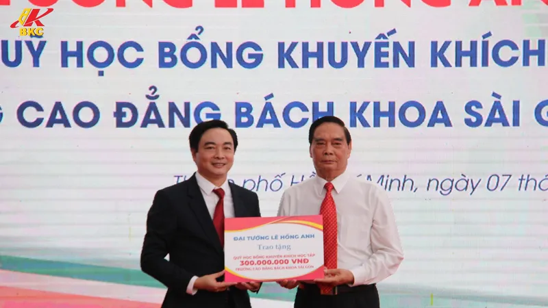 Đại tướng Lê Hồng Anh trao tượng trưng 300 triệu đồng cho Tiến sĩ Hoàng Văn Phúc, Hiệu trưởng Trường Cao đẳng Bách khoa Sài Gòn