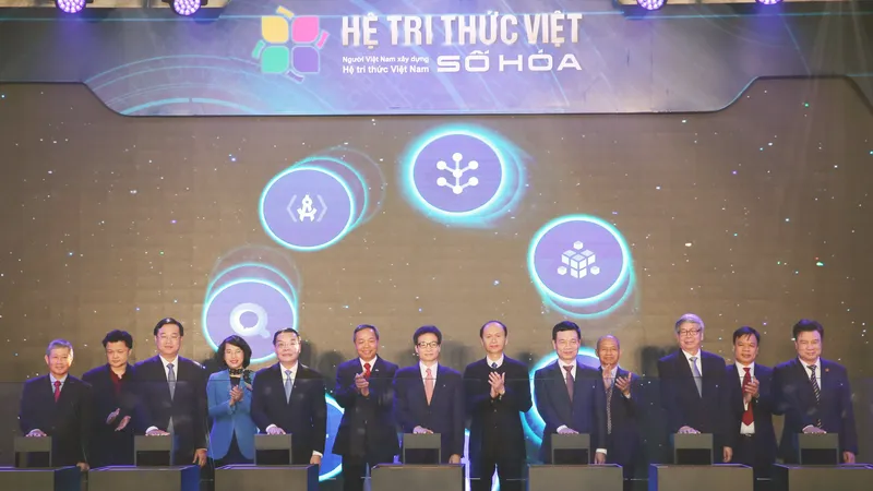 Phó Thủ tướng Vũ Đức Đam cùng các quan khách bấm nút vận hành Hệ tri thức Việt số hóa