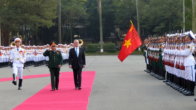 Bộ trưởng Quốc phòng Hoa Kỳ James Mattis duyệt đội danh dự Quân đội nhân dân Việt Nam