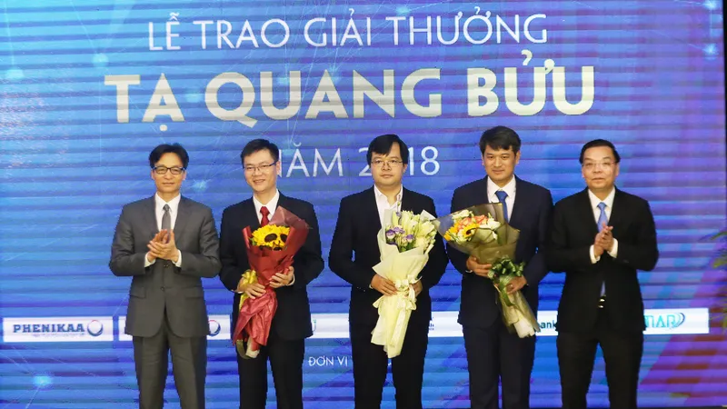 Phó Thủ tướng Vũ Đức Đam và Bộ trưởng Bộ KH-CN Chu Ngọc Anh chúc mừng 3 nhà khoa học đoạt Giải thưởng Tạ Quang Bửu 2018. Ảnh: TRẦN BÌNH