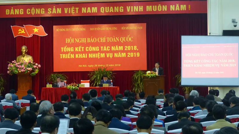 Sức ép về kinh tế và nguy cơ báo chí bị truyền thông xã hội “vượt mặt”