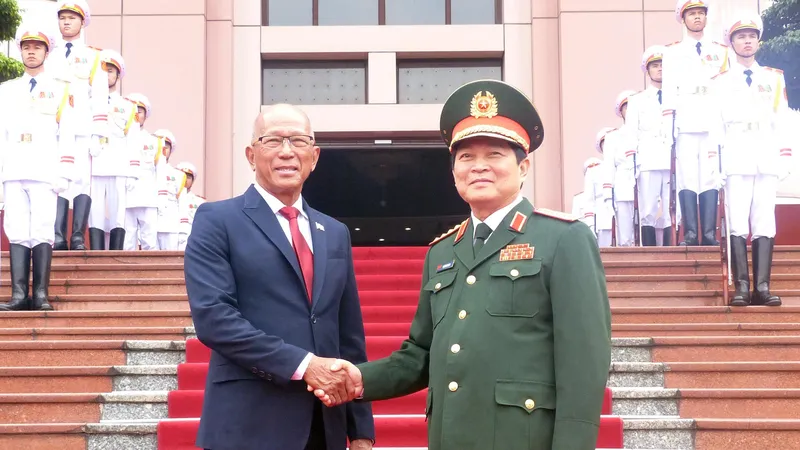Lễ đón chính thức Bộ trưởng Bộ Quốc phòng Philippines Delfin Lorenzana diễn ra tại trụ sở Bộ Quốc phòng dưới sự chủ trì của Đại tướng Ngô Xuân Lịch, Bộ trưởng Bộ Quốc phòng Việt Nam. Ảnh: T.B