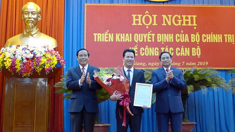 Bộ Chính trị điều động Chủ tịch UBND tỉnh Hà Tĩnh giữ chức Bí thư Tỉnh ủy Hà Giang