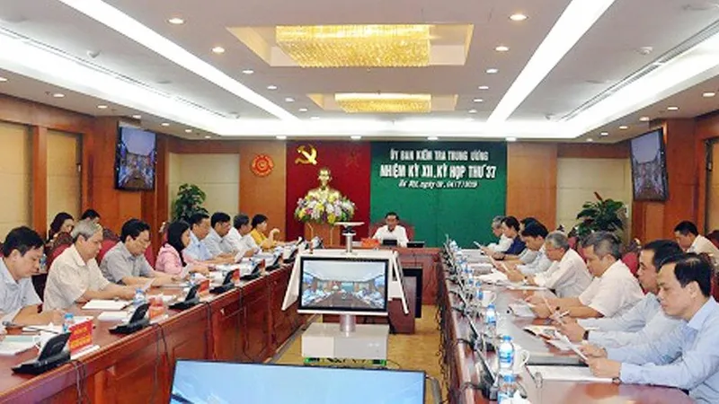 Đồng chí Trần Cẩm Tú, Bí thư Trung ương Đảng, Chủ nhiệm UBKTTƯ chủ trì kỳ họp