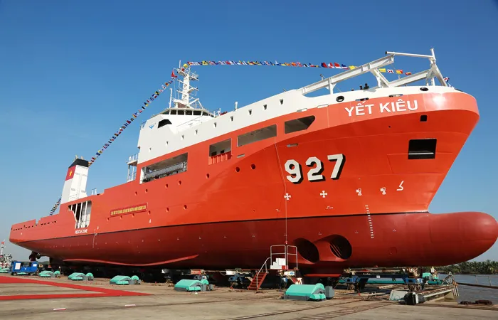 Tàu tìm kiếm, cứu nạn tàu ngầm đa năng MSSARS 9316 mang tên Yết Kiêu, số hiệu 927. Ảnh: BQP