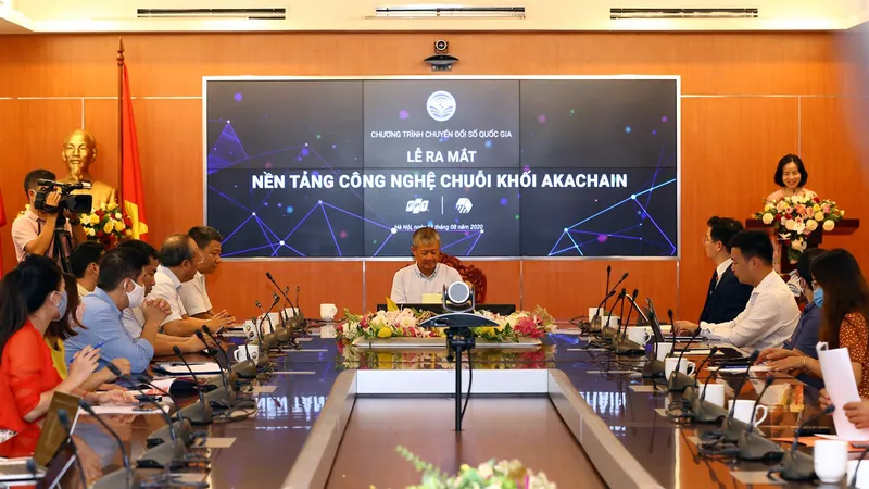 Thứ trưởng Bộ TT-TT Nguyễn Thành Hưng chủ trì buổi lễ ra mắt nền tảng chuỗi khối akaChain "Make in Vietnam". Ảnh: T.B.