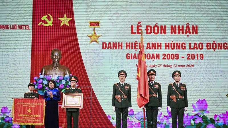 Viettel Networks vinh dự đón nhận danh hiệu Anh hùng Lao động ​