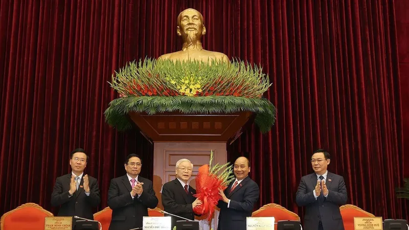 Thay mặt Bộ Chính trị, đồng chí Nguyễn Xuân Phúc, Thủ tướng Chính phủ tặng hoa chúc mừng đồng chí Nguyễn Phú Trọng được tín nhiệm bầu làm Tổng Bí thư Ban Chấp hành Trung ương Đảng Cộng sản Việt Nam khóa XIII. Ảnh: TTXVN