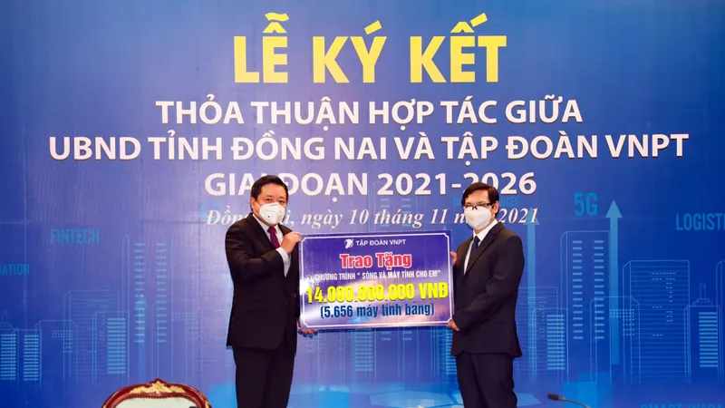 VNPT tặng 8.343 máy tính bảng cho học sinh khó khăn ở Đồng Nai và Long An