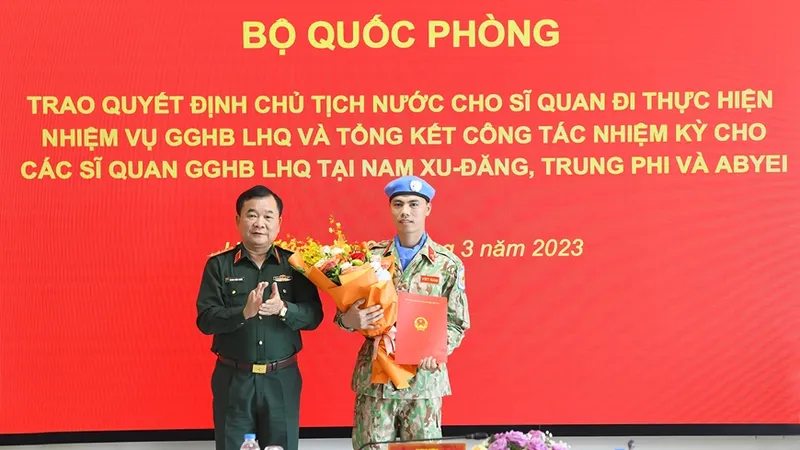 Trao quyết định của Chủ tịch nước cho sĩ quan làm nhiệm vụ gìn giữ hòa bình Liên hiệp quốc
