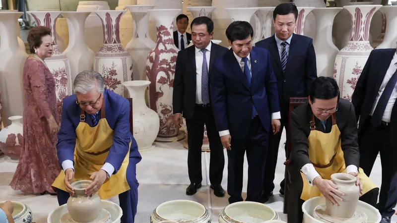Chủ tịch nước Võ Văn Thưởng và Tổng thống Kazakhstan trải nghiệm làm gốm Chu Đậu