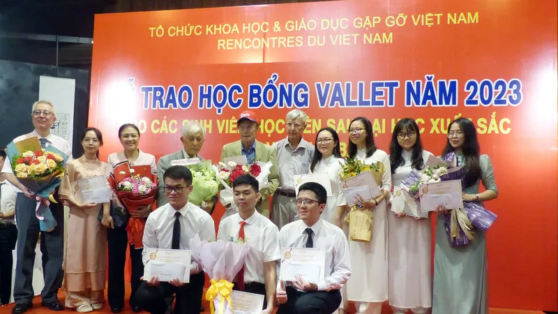 Trao 152 suất học bổng Vallet cho sinh viên và học viên sau đại học xuất sắc khu vực miền Bắc