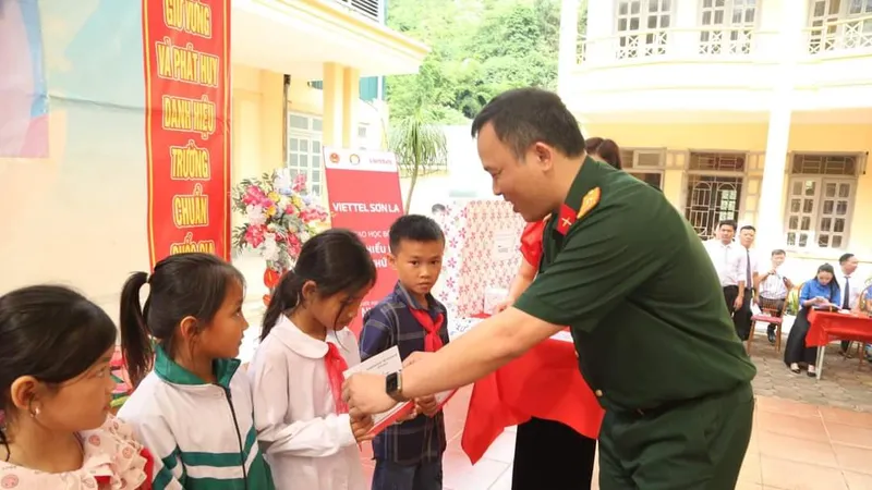 Viettel hoàn thành chương trình học bổng “Vì em hiếu học” với hơn 290 tỷ đồng