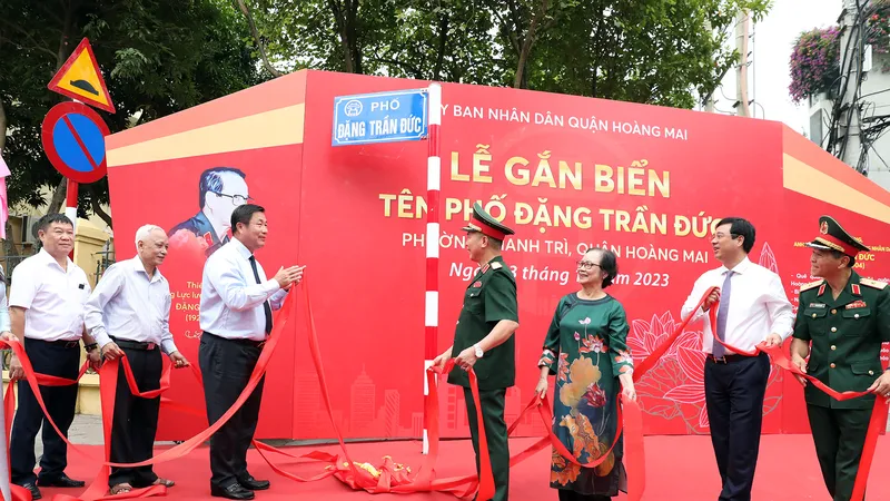 Hà Nội gắn biển phố mang tên Thiếu tướng tình báo Đặng Trần Đức