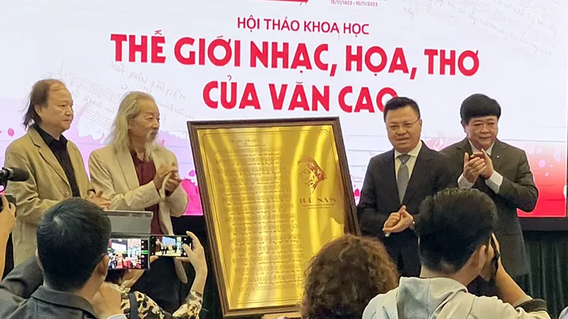 Đại diện ban tổ chức hội thảo tặng quà lưu niệm cho gia đình nhạc sĩ Văn Cao 