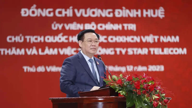 Chủ tịch Quốc hội Vương Đình Huệ thăm liên doanh Viettel ở Lào