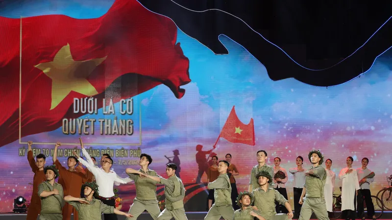 Cầu truyền hình trực tiếp “Dưới lá cờ Quyết thắng”