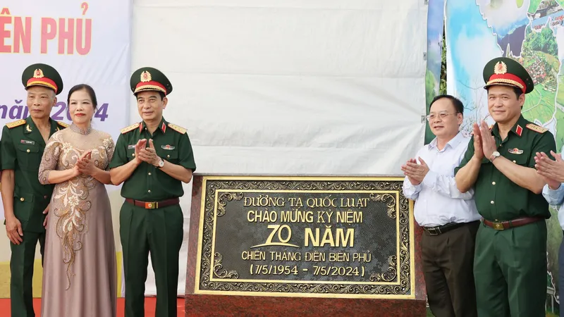 Đại tướng Phan Văn Giang tham gia lễ gắn biển tên đường Tạ Quốc Luật ở TP Điện Biên Phủ