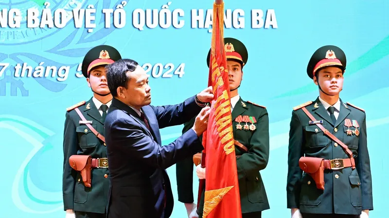 Phó Thủ tướng Trần Lưu Quang trao Huân chương Bảo vệ Tổ quốc hạng Ba tặng Cục GGHB Việt Nam tại buổi lễ
