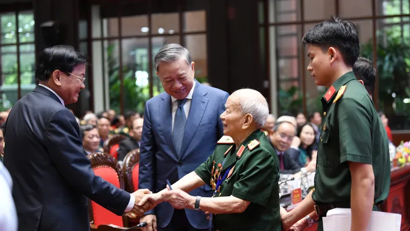 Tổng Bí thư, Chủ tịch nước Lào Thongloun Sisoulith gặp gỡ các cựu quân tình nguyện, chuyên gia Việt Nam