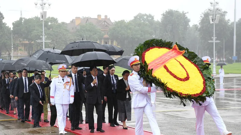 Tổng Bí thư, Chủ tịch nước Lào Thongloun Sisoulith vào Lăng viếng Chủ tịch Hồ Chí Minh
