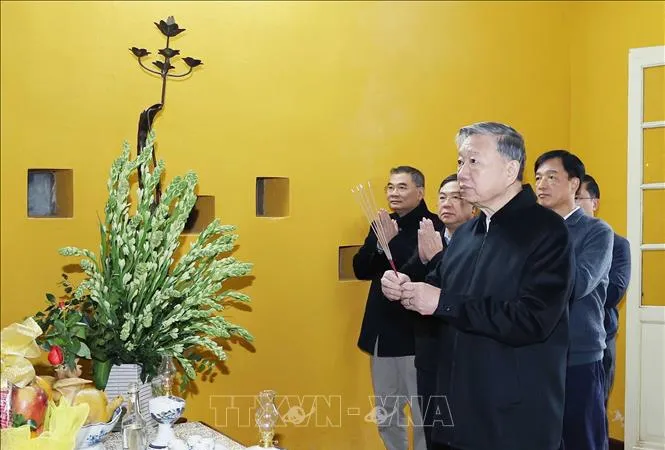 Tổng Bí thư Tô Lâm dâng hương tưởng niệm Chủ tịch Hồ Chí Minh tại nhà 67