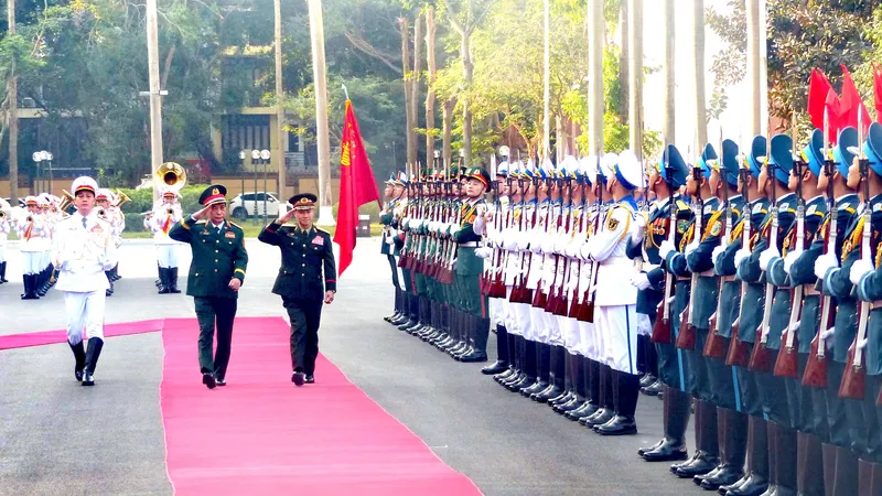 Tân Bộ trưởng Bộ Quốc phòng Lào thăm chính thức Việt Nam