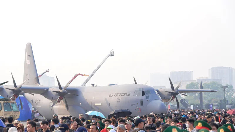 Quang cảnh triển lãm ở khu trưng bày ngoài trời chiều 21-12