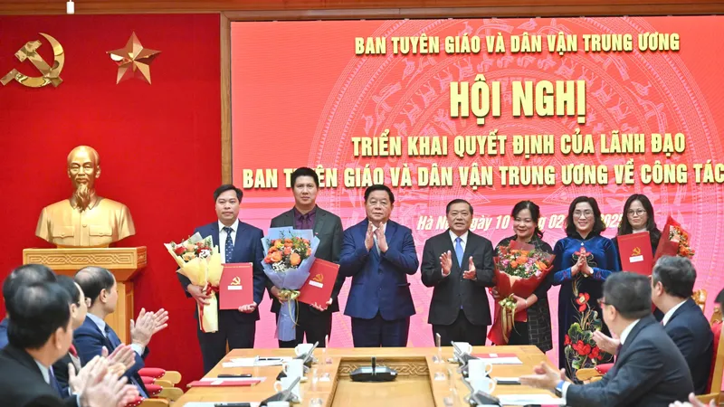 28 cán bộ Ban Tuyên giáo và Dân vận Trung ương nghỉ hưu trước tuổi