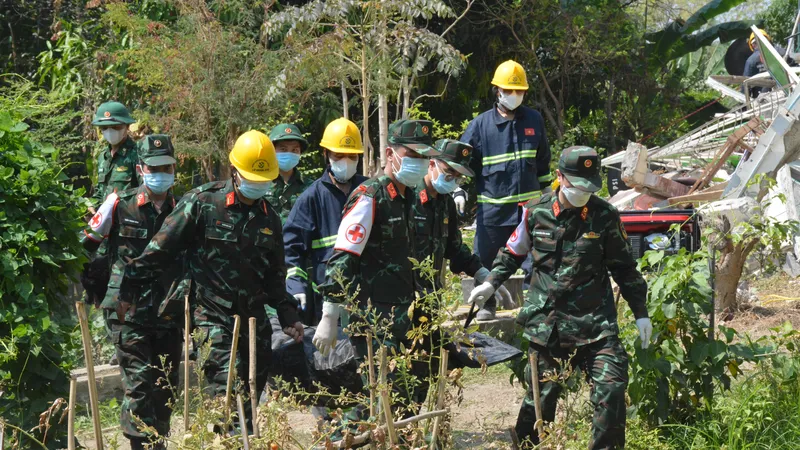 Quân đội nhân dân Việt Nam nỗ lực tìm kiếm, cứu hộ nạn nhân trong đống đổ nát ở thủ đô Myanmar