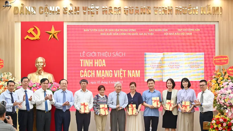 Ra mắt cuốn sách “Tinh hoa cách mạng Việt Nam” của nhà báo lão thành Hà Đăng