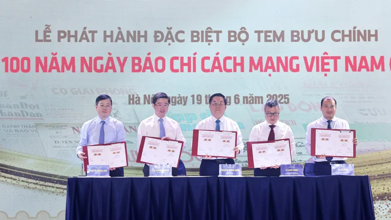 Phát hành đặc biệt bộ tem bưu chính kỷ niệm 100 năm Ngày Báo chí Cách mạng Việt Nam