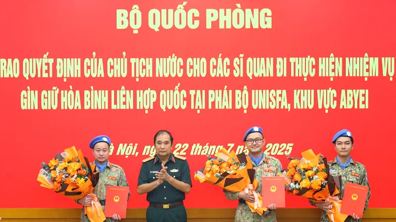Trao quyết định cho 3 sĩ quan thực hiện nhiệm vụ gìn giữ hòa bình Liên hợp quốc tại Phái bộ UNISFA
