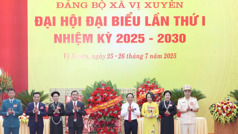 Đại tướng Trịnh Văn Quyết dự, chỉ đạo đại hội điểm cấp xã đầu tiên tại Tuyên Quang